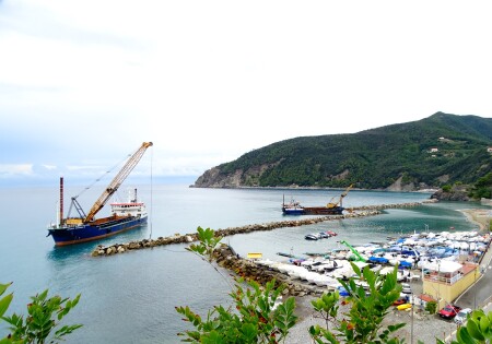 Dams consolidation reef in front of Moneglia