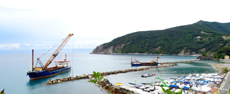 Dams consolidation reef in front of Moneglia